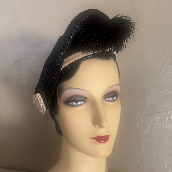 IMPRESSIVE 1940s BLACK STRAW WITH POINTY CROWN - VELOUR & PEARL TRIM + FEATHER